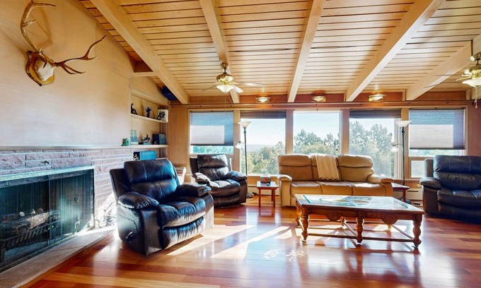 Broadmoor House | 256 m² House ∙ 5 bedrooms ∙ 12 guests