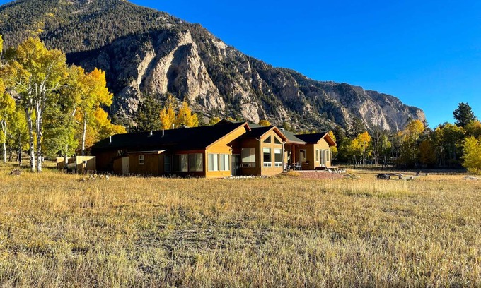 Nathrop House | 287 m² House ∙ 3 bedrooms ∙ 10 guests