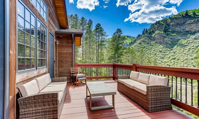 Intermountain House | 298 m² House ∙ 5 bedrooms ∙ 12 guests