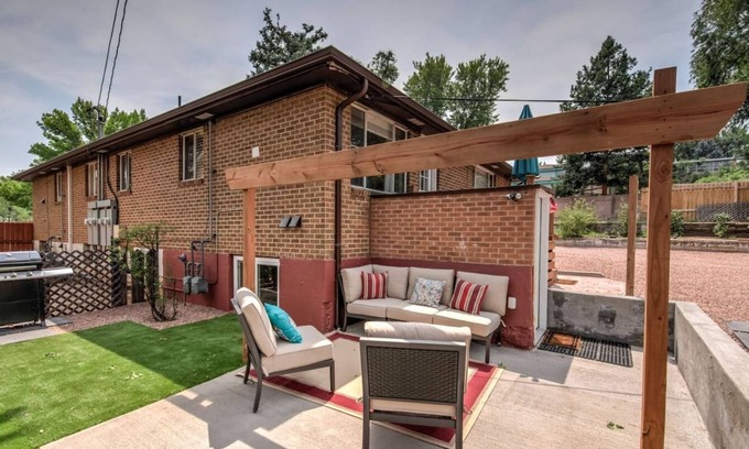 Broadmoor House | 2BR Comfy Condo & Cute Patio - Broadmoor area
