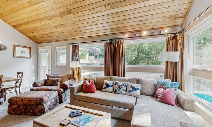 Vail Condo | 2BR East Vail Condo w/Hot Tub, Market, Free Shuttle