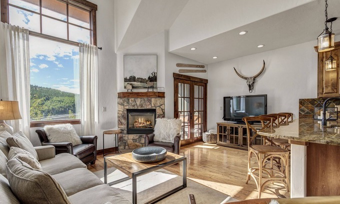 Wildernest House | 3 Bedroom Townhome with Private Hot Tub!