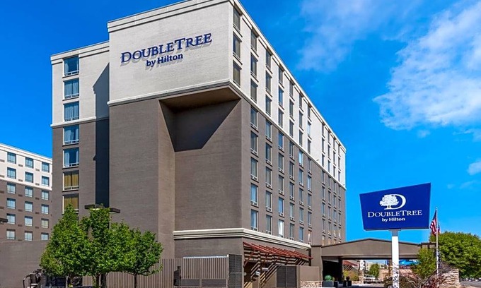 Belcaro Hotel | 3-Star Hotel ∙ DoubleTree by Hilton Denver Cherry Creek, CO