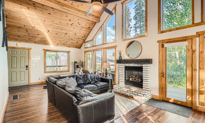 Grand Lake Cabin | 316 m² Cabin ∙ 5 bedrooms ∙ 16 guests