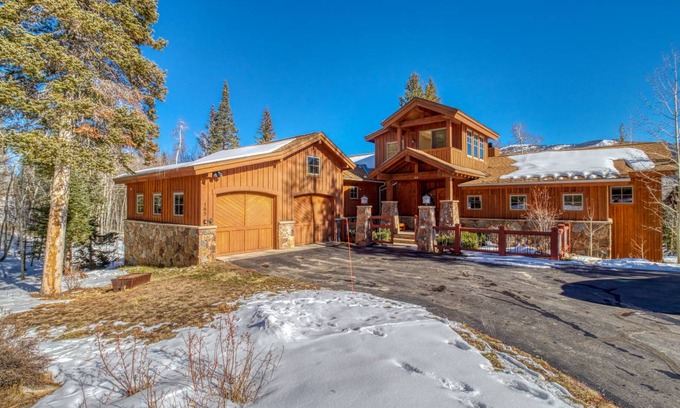 Three Peaks House | 381 m² House ∙ 4 bedrooms ∙ 12 guests