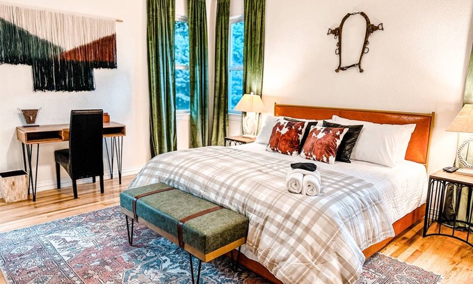 Applewood West House | 386 m² House ∙ 5 bedrooms ∙ 13 guests