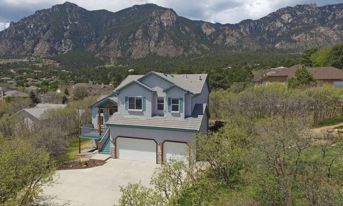 Southwest Colorado Springs House | 390 m² House ∙ 5 bedrooms ∙ 10 guests
