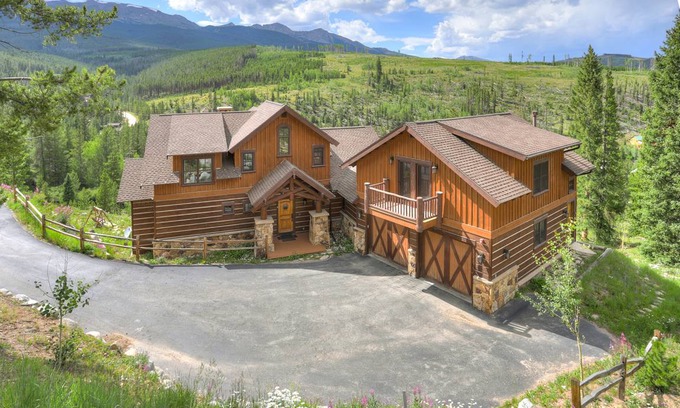Breckenridge House | 398 m² House ∙ 5 bedrooms ∙ 12 guests