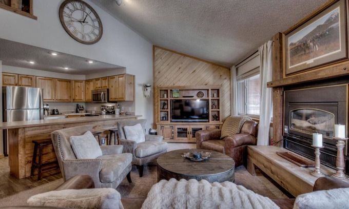 Four O'Clock Condo | 3bd Ski-in, Top Floor &Walk to Main Street