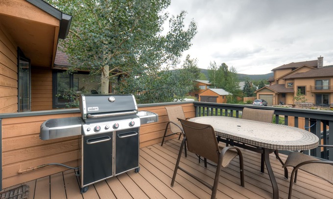 Frisco House | 3BR Frisco townhome w/private hot tub, W/D & fenced yard. Walk to Main St.