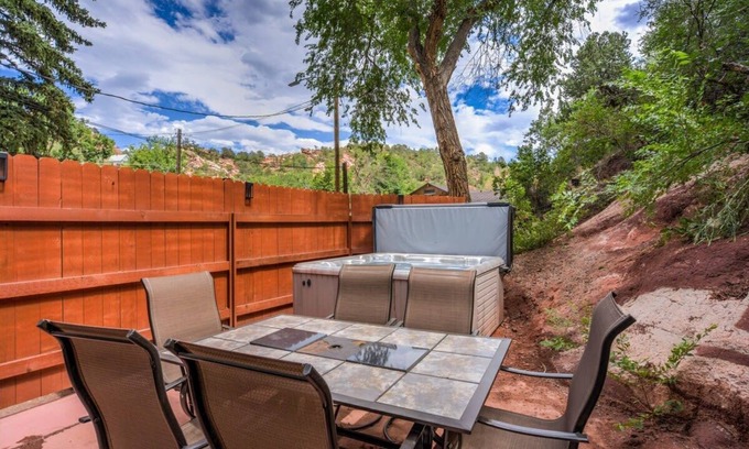 Manitou Springs House | 3BR Manitou Springs 2min to Restaurants, Hot Tub!