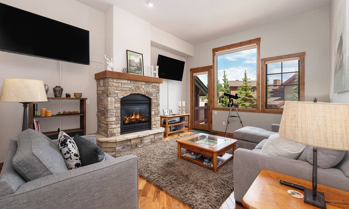 Bear Crossing House | 3BR townhouse w/hot tub & scenic views