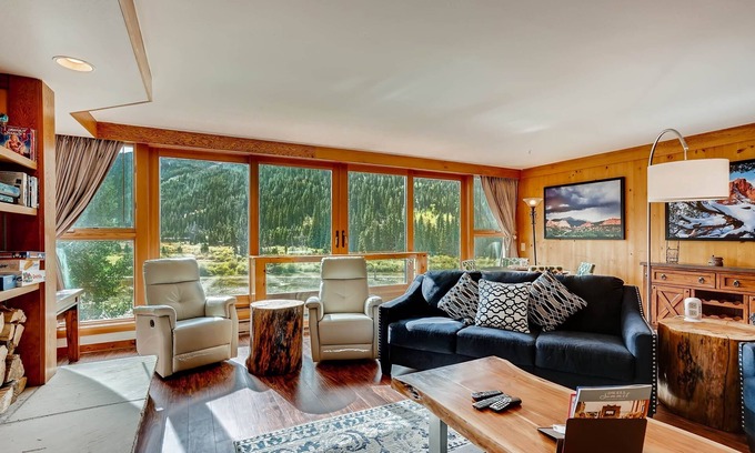 Lakeside Village Condo | 4 BR Decatur 1779-Minutes to Conf Center & Slopes! by RedAwning