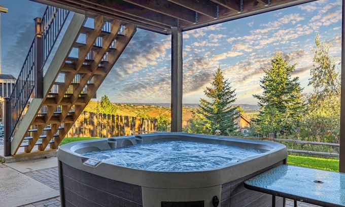 Northwest Colorado Springs House | 4/BR|Sleeps 10|Hot Tub|Air Hockey|Gorgeous Views!