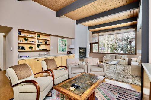 Aspen House | 453 m² House ∙ 4 bedrooms ∙ 8 guests