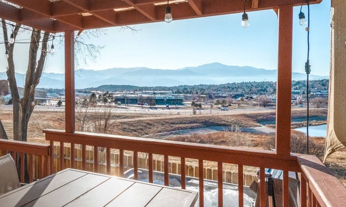 Cimarron Hills House | π 4BR - Arcade - Hot Tub - Foosball- Cozy Mountain View Home!