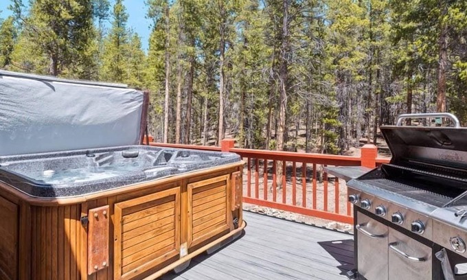 Leadville North House | 4BR Cozy Retreat - Hot Tub, Grill, Mountain Views