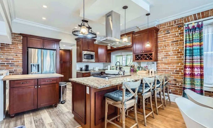 Congress Park House | 4BR Family Home w Yard, Monthly in Congress Park