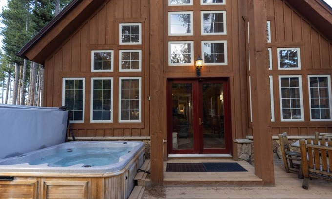 Peak 8 House | 525 m² House ∙ 7 bedrooms ∙ 25 guests