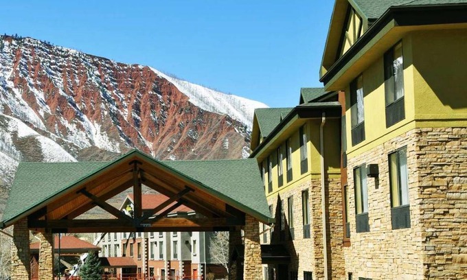 Glenwood Springs Hotel | 55 m² Hotel ∙ 2 bedrooms ∙ 127 guests