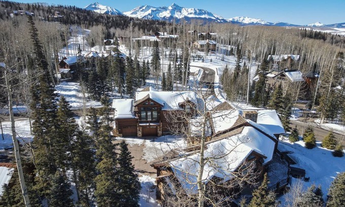 Mountain Village House | 632 m² House ∙ 5 bedrooms ∙ 12 guests