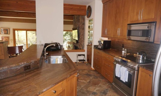 Aspen House | 735 Bleeker St E #735