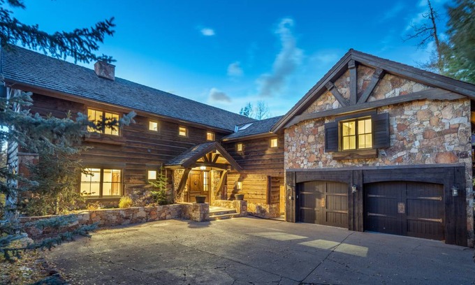 Mountain Village House | 766 m² House ∙ 7 bedrooms ∙ 18 guests