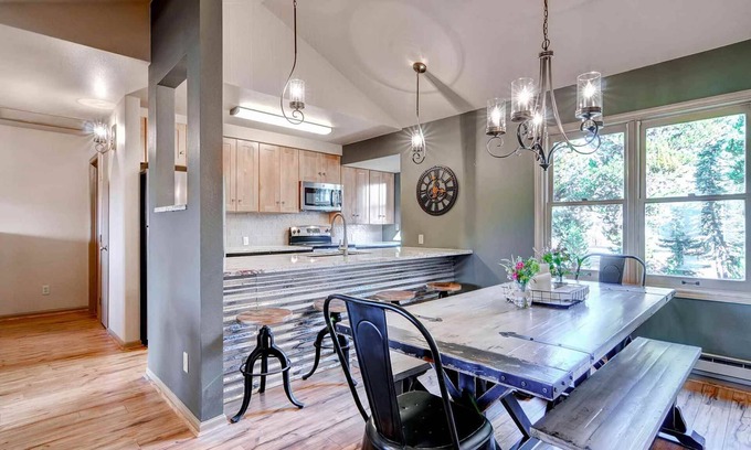 Baldy Mountain House | 7th Night FREE + Hiking/Biking at your door|Huge Condo w/Views|BBQ|Fireplace|Town Shuttle Close