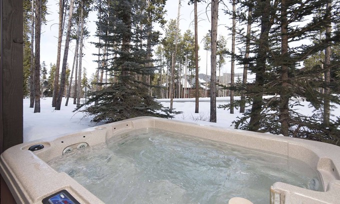 Four O'Clock Condo | 7th Nt FREE!Slide to Slopes|Hot Tub/BBQ/Views! Close to Town, Lift & Shuttle!