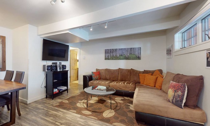Downtown Condo | 86 m² Condo ∙ 2 bedrooms ∙ 4 guests