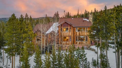 Breckenridge House | Alpenglow Peaks Lodge
