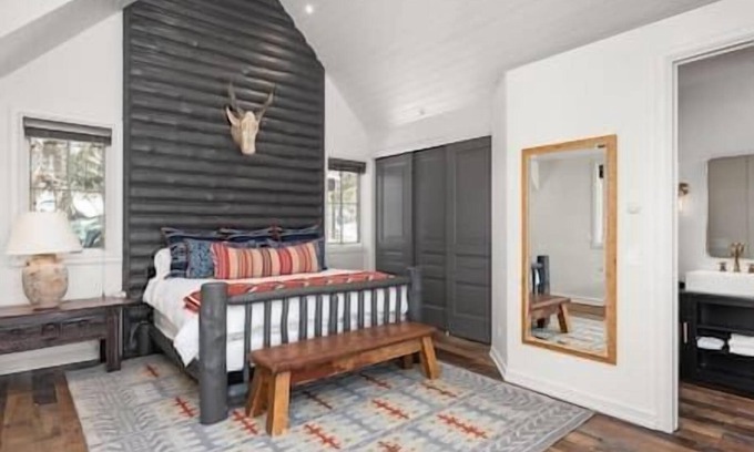 Aspen House | Amazing 4 bedroom 4.5 bath Hot Tub, Fire Place!
