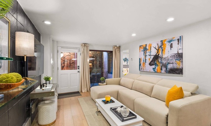 Aspen Condo | Amazing Aspen Location! 5 Minute Walk To Gondola, Dining, Shopping. Outdoor Hot Tub, Wifi, Parking