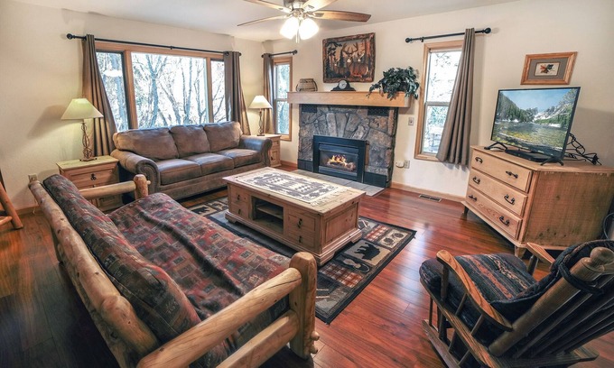 Estes Park Cabin | Attached cabin with King bed, Fireplace and Personal Hot Tub