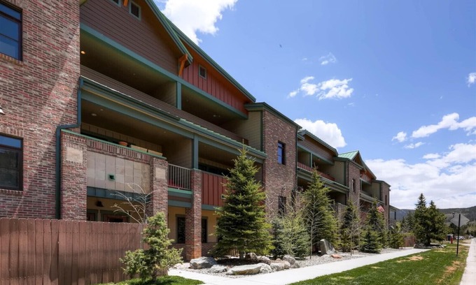 Frisco Condo | Beautiful 2 bedroom plus den close to Main Street, Frisco!