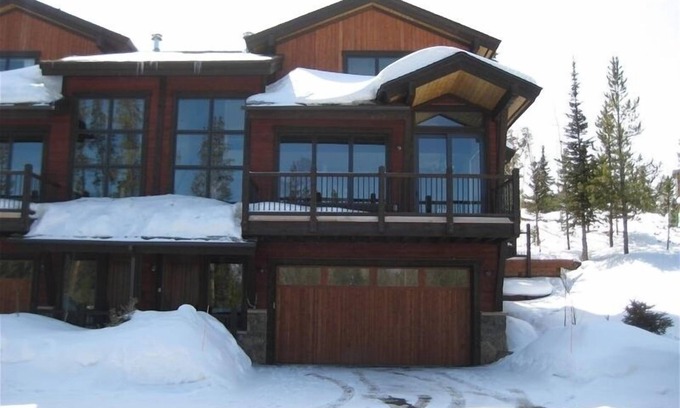 Wildernest House | Beautiful Modern Townhome! Stunning Mountain Views! Best Clubhouse!