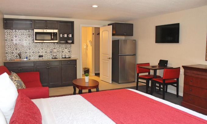 Alamosa Apartment | Bell & Main Studios 210