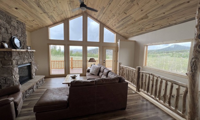 Indian Mountain Cabin | Brand New 4-bedroom cabin/stunning views/king bed, Hot Tub!