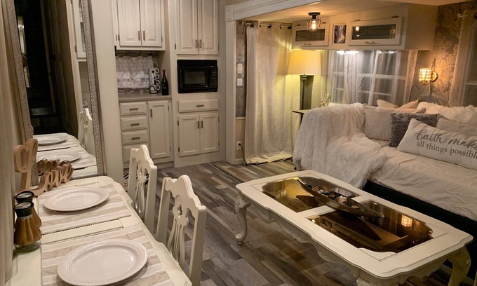Pueblo House | Breathtaking Fully-Equipped Self-contained Space, a Stroll from All Amenities!