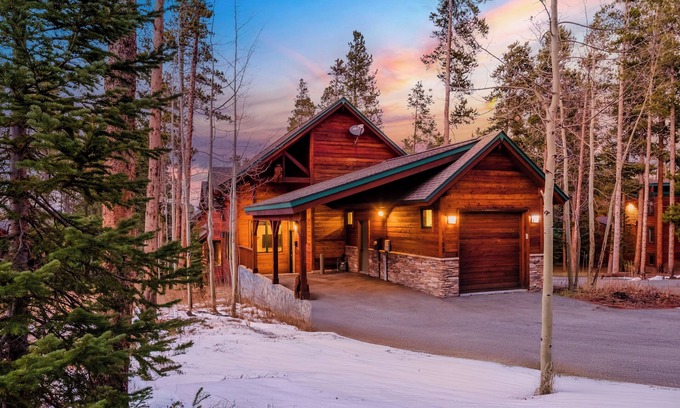 Peak 8 House | Camber by AvantStay | Cozy, Chic Cabin w/Hot Tub