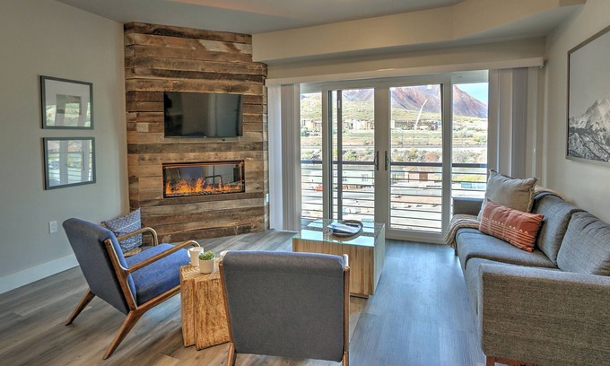 Glenwood Springs Apartment | Caverns Village Condo #309, Steps from Iron Mt. Hot Spgs, Near Gondola & Downtwn