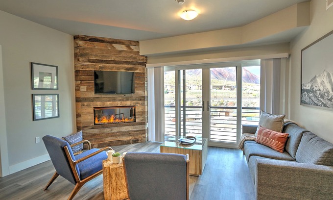 Glenwood Springs Apartment | Caverns Village Condo #209, Steps from Iron Mt. Hot Spgs, Near Gondola & Downtwn