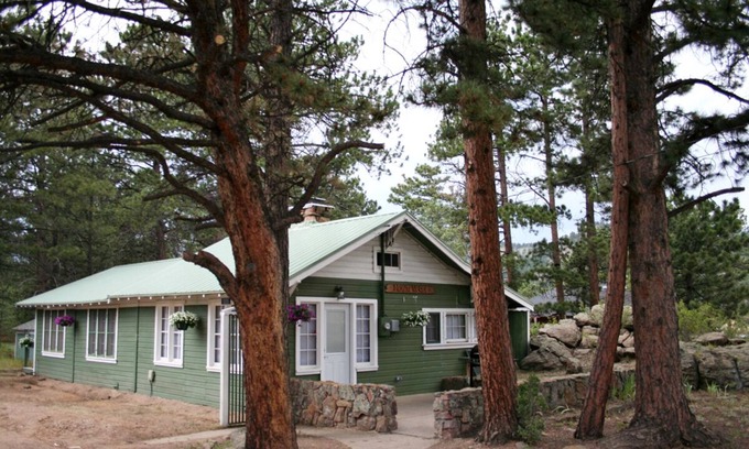 Estes Park Cabin | Charming cabin, next to National Park