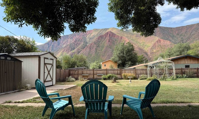 Glenwood Springs House | Charming mountain home with large yard, stunning views, and dog-friendly