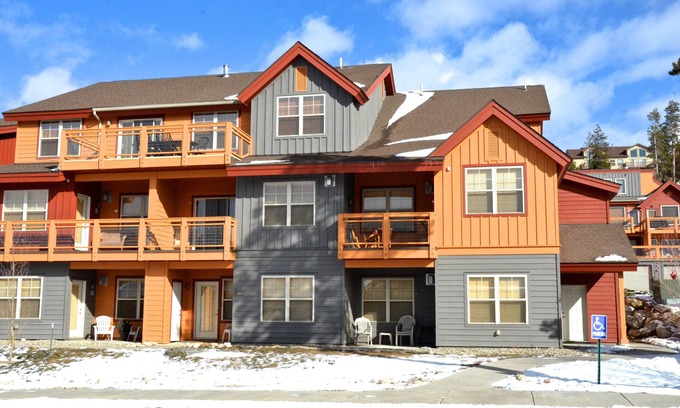 Fraser House | Charming Mountain Townhouse – Walk to Shuttle, 3 Miles to Downtown