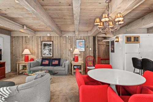 Aspen House | Chateau Eau Claire Unit 1, Stylish Condo Overlooking the River, Walking Distance to Downtown