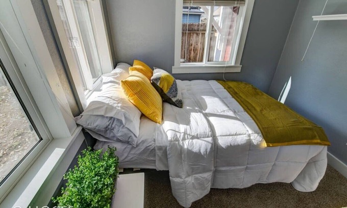Central Colorado Springs Cottage | City Center Cottage | Netflix, Mtns & Adventure!