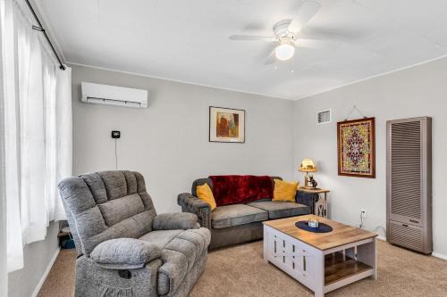 Canon City House | Claire Cottage - Cozy House in Nice Neighborhood