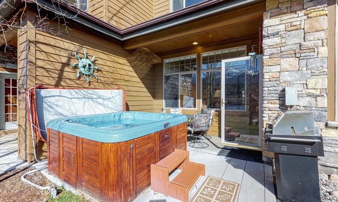Silverthorne House | Comfortable Lakefront Townhome with Private Hot Tub, Views - Close to Ski Areas