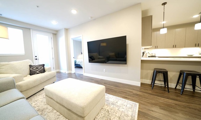 Jefferson Park Condo | Condo ∙ 2 bedrooms ∙ 4 guests